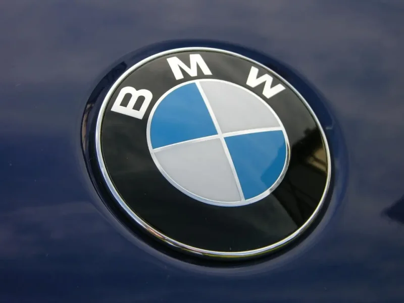 BMW значок на машине
