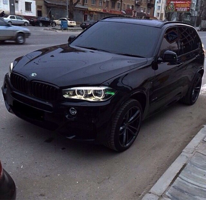 Черный тонированный BMW x5m