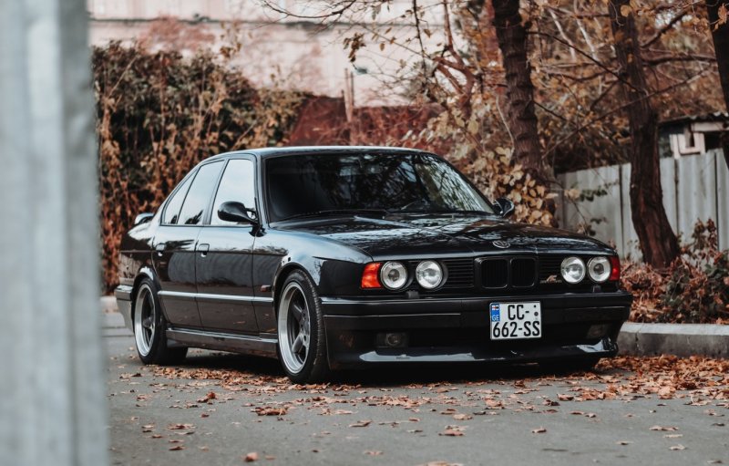 BMW e34 черная
