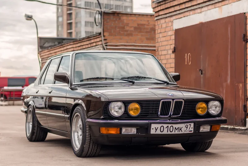 БМВ е28 520i