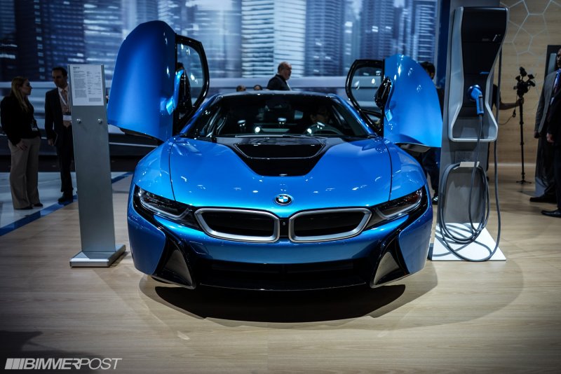 BMW i8 голубая