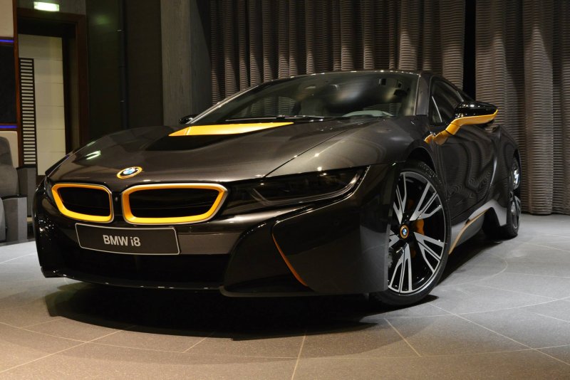 БМВ i8 желтая