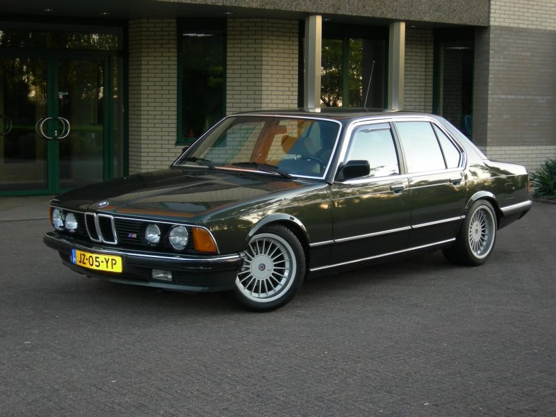 BMW 7 е23