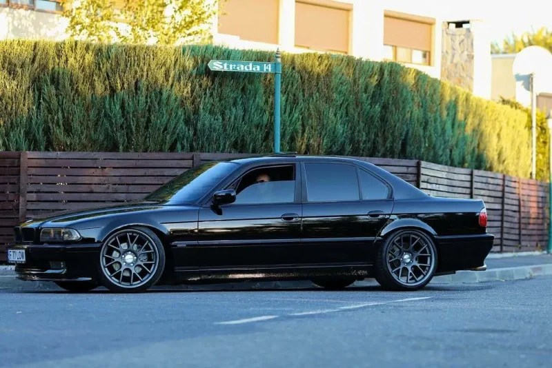 BMW e38 черная