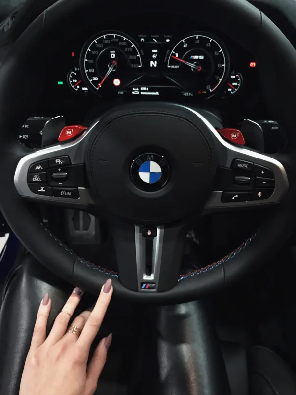 В машине BMW i528