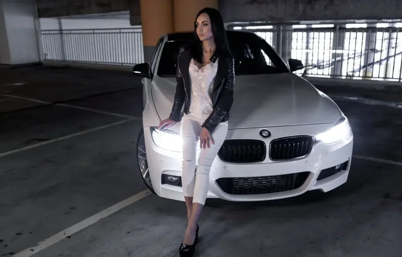 BMW f10 и девушка