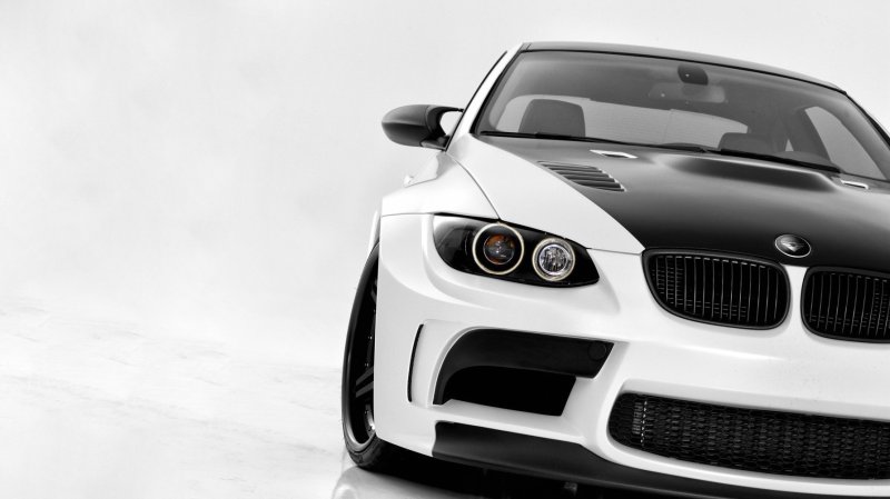 BMW на темном фоне