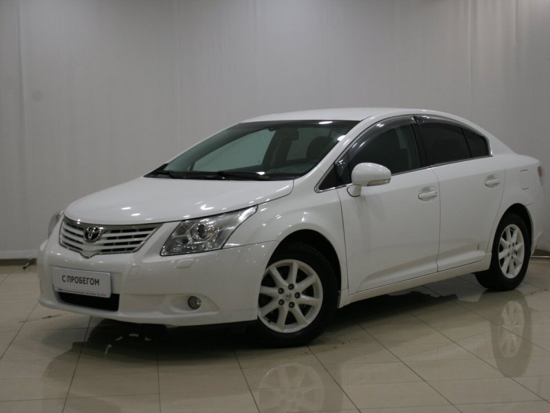 Белая Toyota Corolla 2010