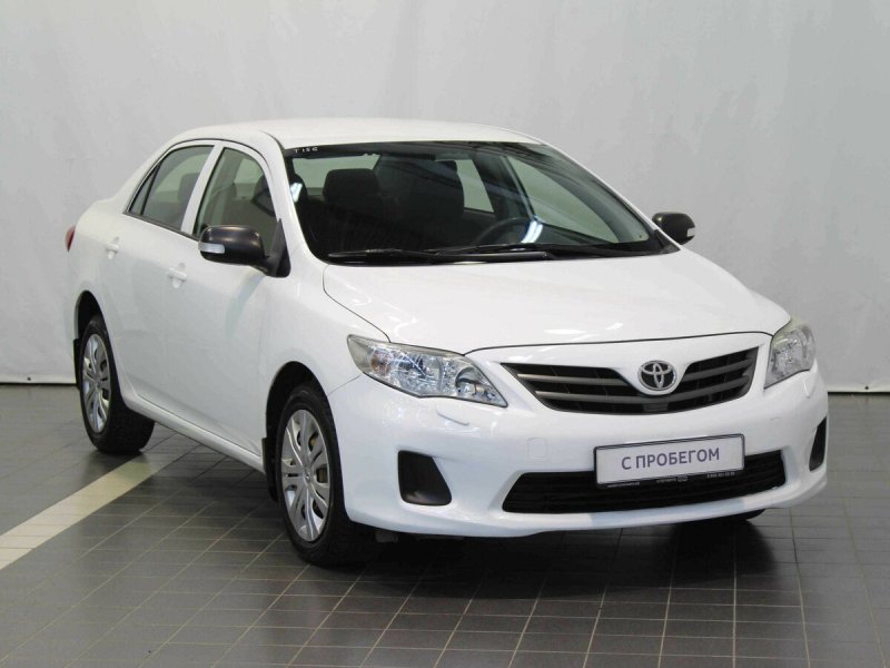 Toyota Camry белая