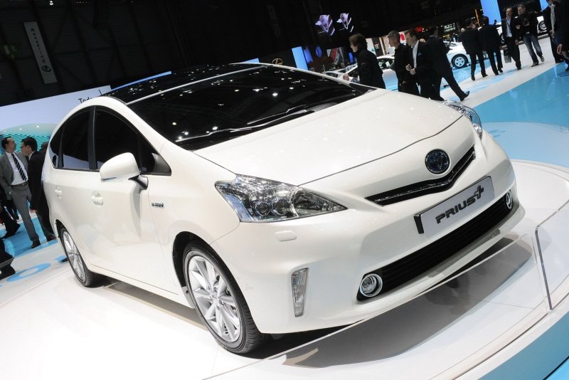 Toyota Prius Plus 2011>