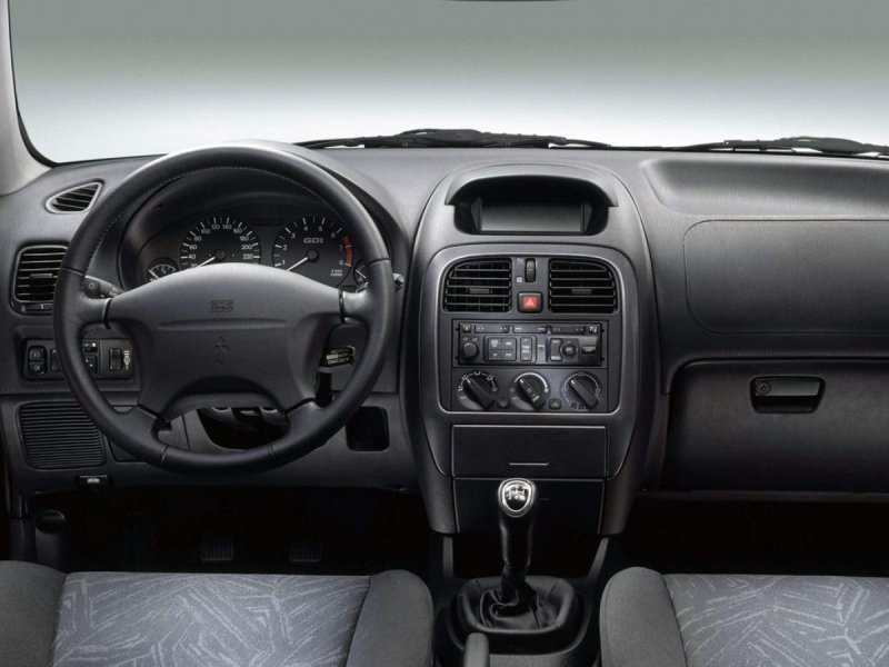Mitsubishi Carisma 2003 салон