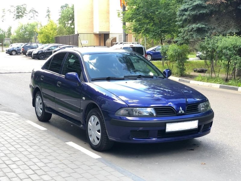 Митсубиси Каризма 2003 седан