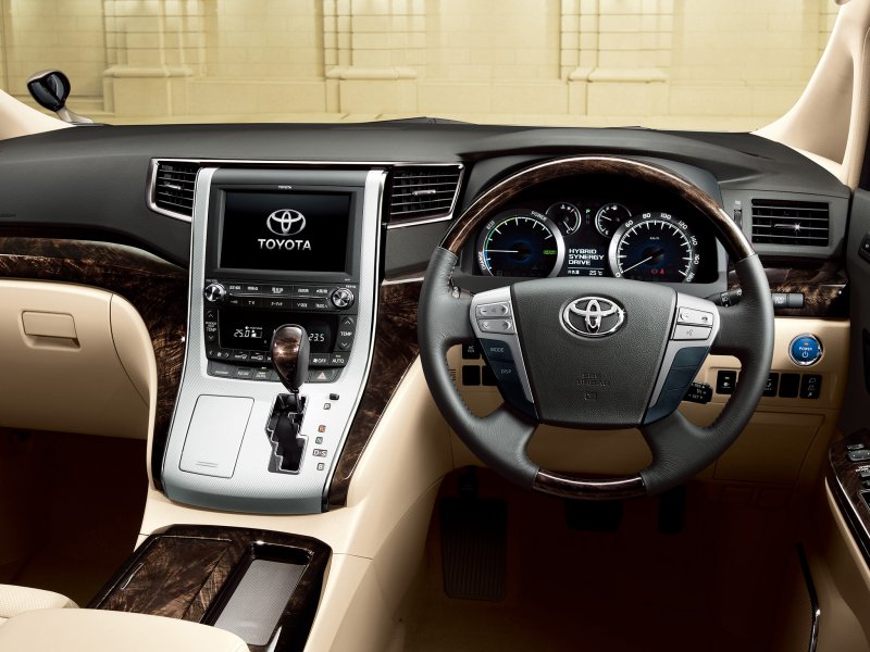 Toyota Alphard черный с золотым