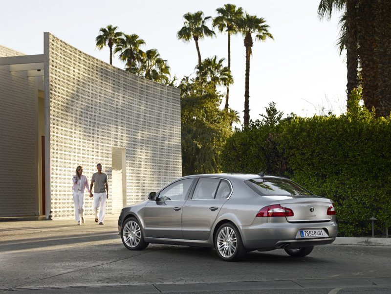 Skoda Superb 2019 черная