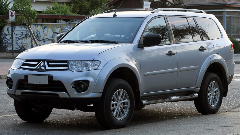 Toyota Land Cruiser 200 vs Mitsubishi Pajero