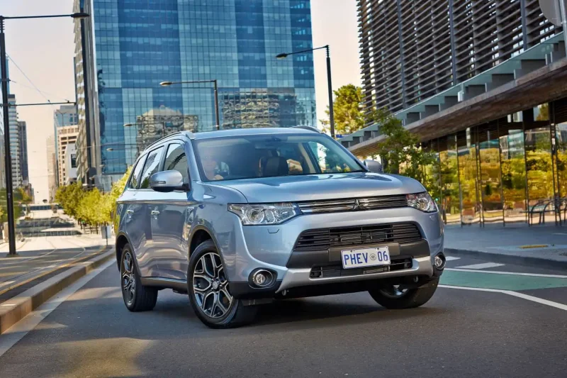 Mitsubishi Outlander PHEV 2013