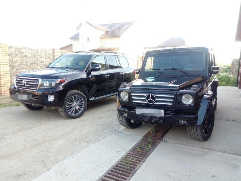 Toyota Land Cruiser 200 vs Mercedes g-class