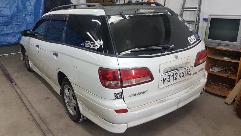Nissan Avenir 2000