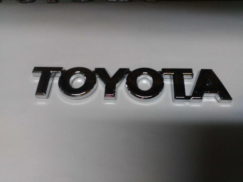 Шильдик Toyota надпись