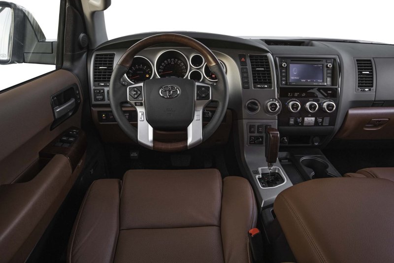 Toyota Sequoia 2017 салон