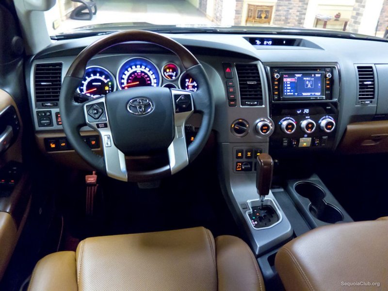 Toyota Sequoia 2011 салон