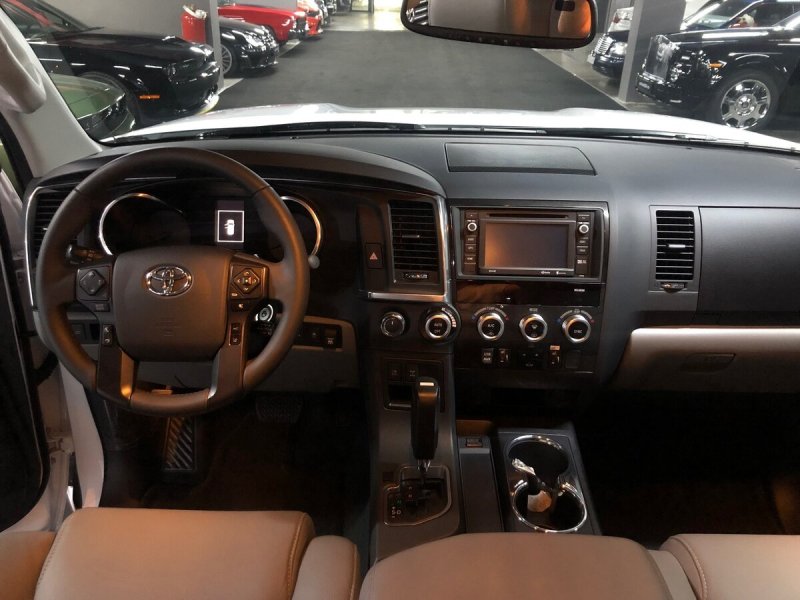 Toyota Sequoia II салон