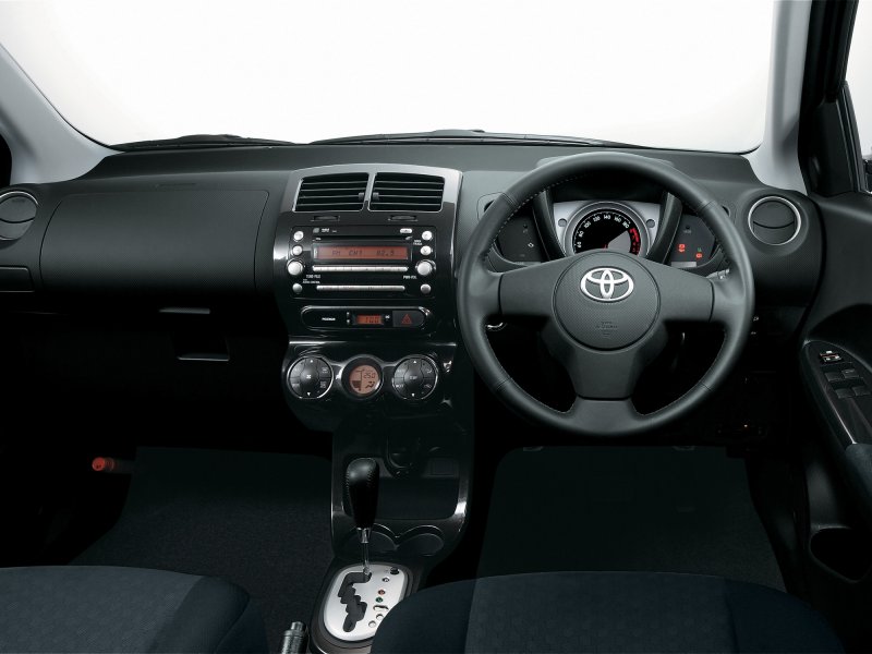 Toyota ist 2008 салон