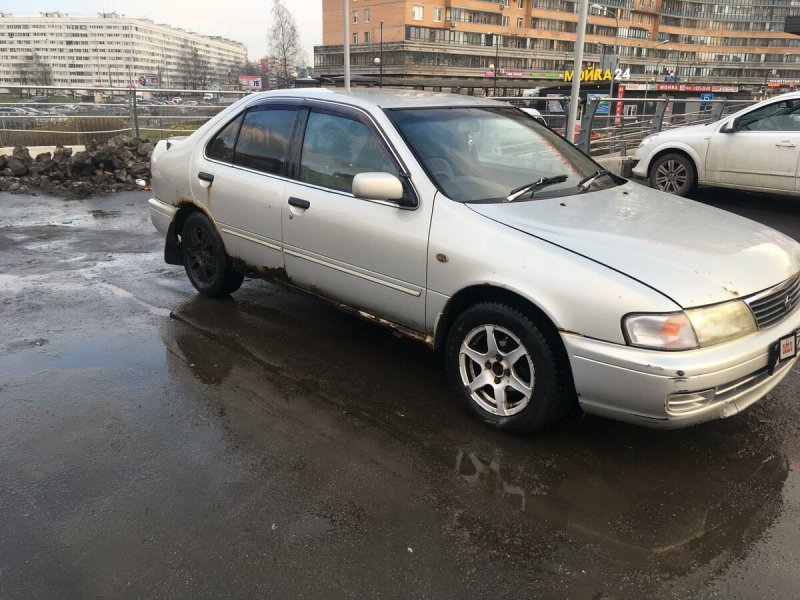 Nissan Sunny белый