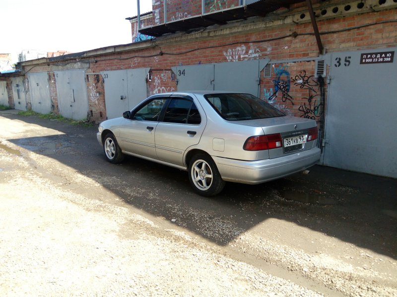 Nissan Sunny 1998 седан