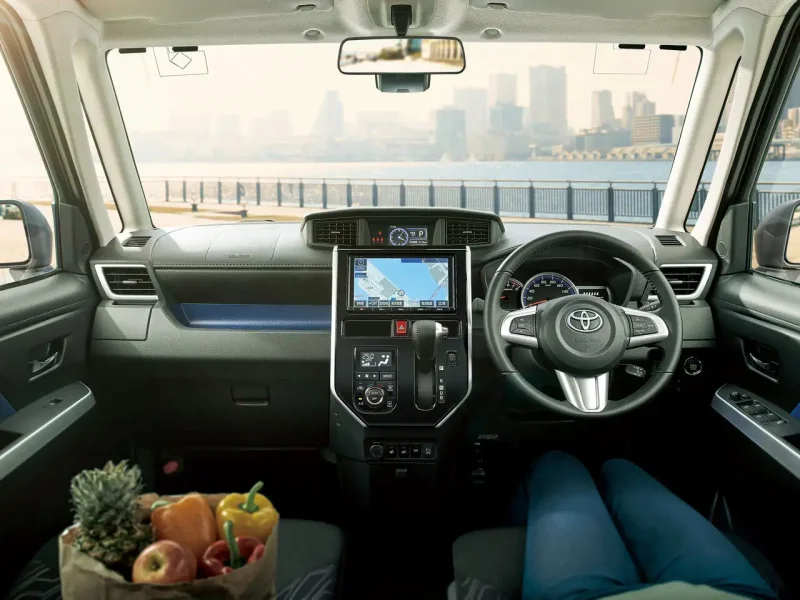 Toyota roomy салон