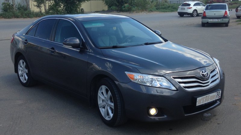 Toyota Camry v40 серебристая