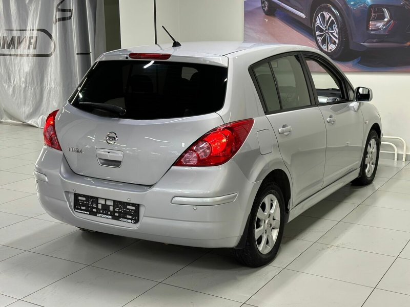 Nissan Tiida бежевый