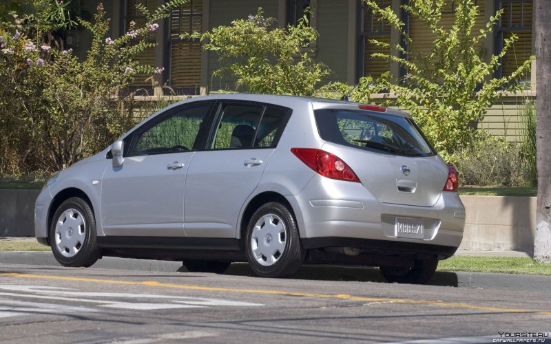 Nissan Tiida 2011 хэтчбек
