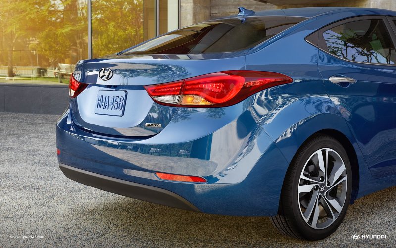 Hyundai Elantra красная