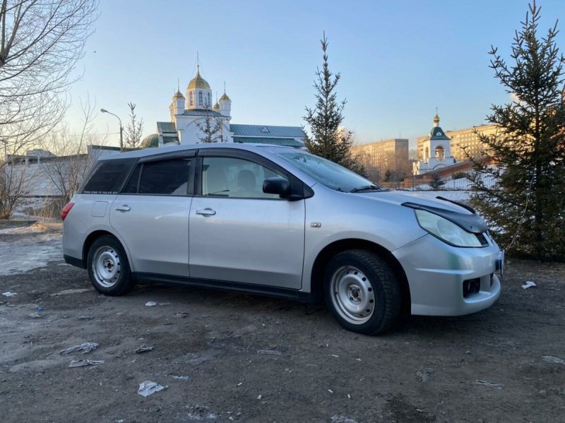 Ниссан вингроуд 12-й кузов вид с боку