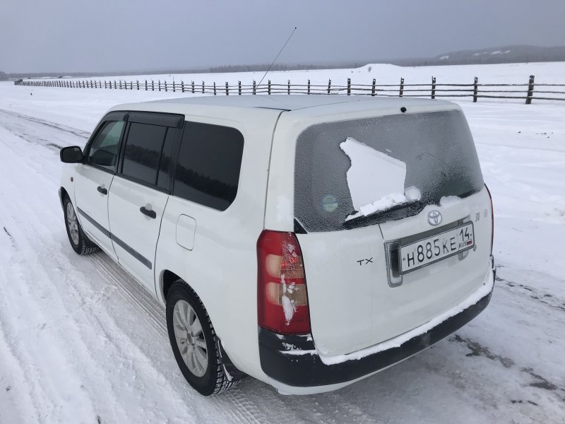 Минивэн Toyota Noah Hybrid 2015