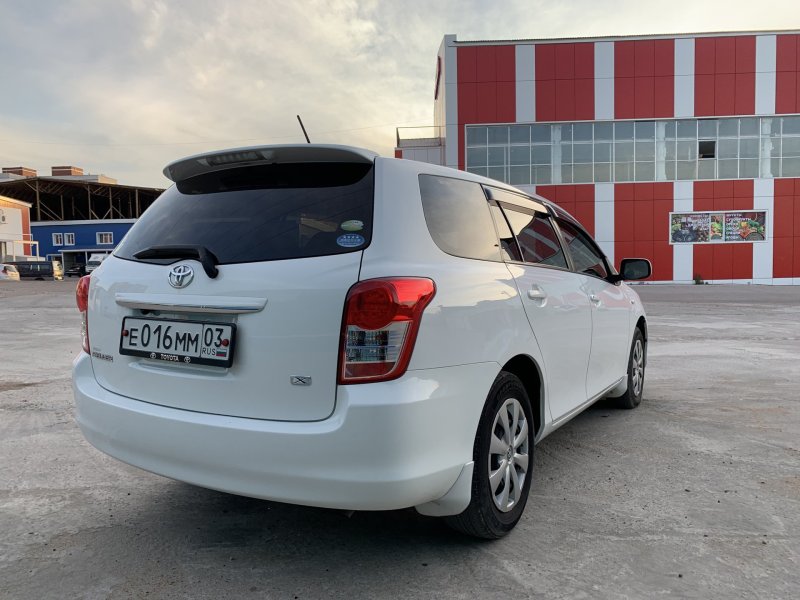 Тойота Аксио седан белая