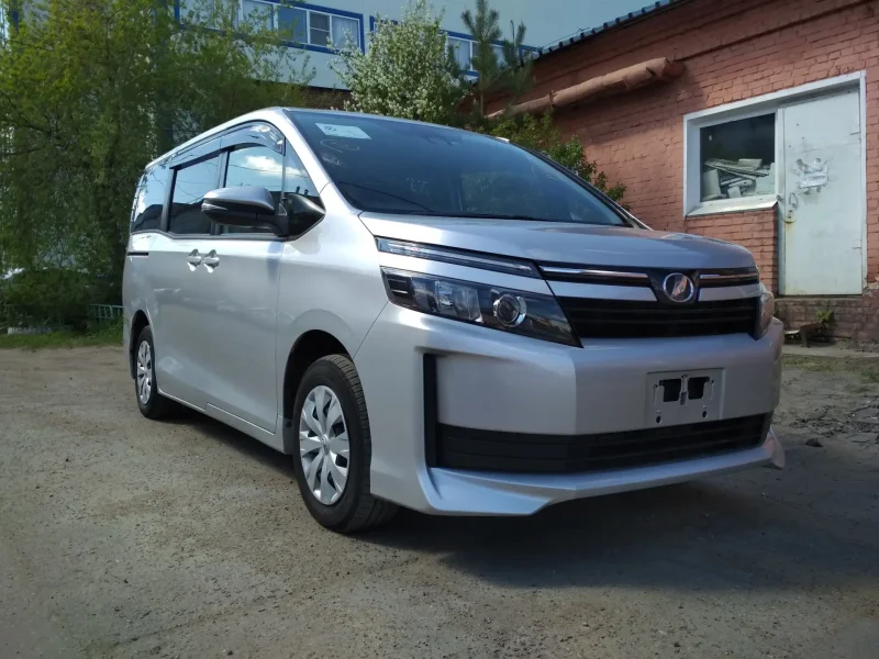 Toyota Voxy 2015 салон
