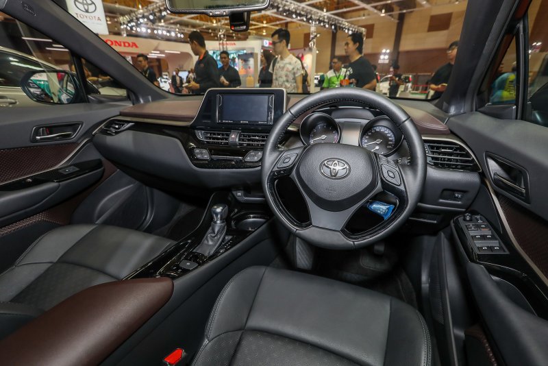Toyota Chr 2020 салон сзади