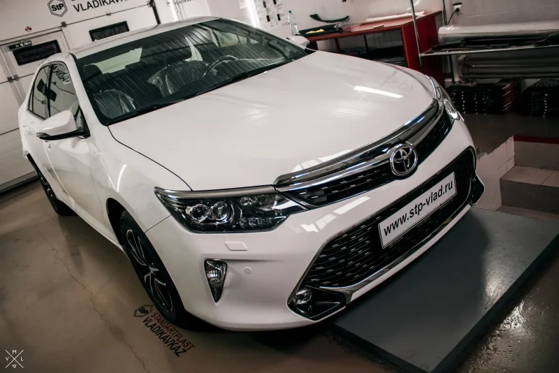 Toyota Camry 2017 2.5 белый