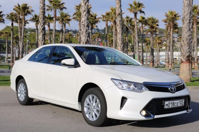 Toyota Camry белая