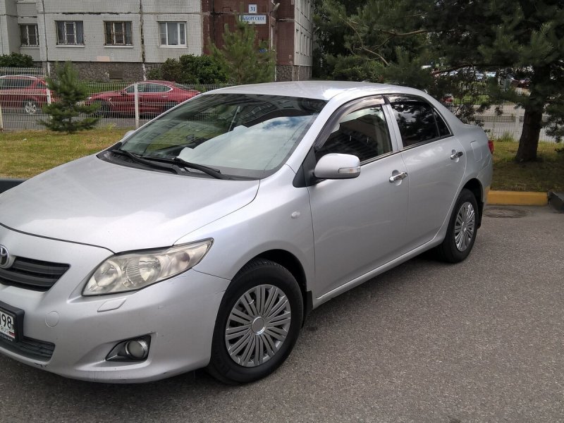 Toyota Corolla e150 серебристая
