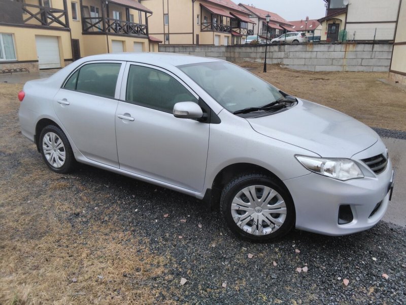 Toyota Corolla e150 серебристая