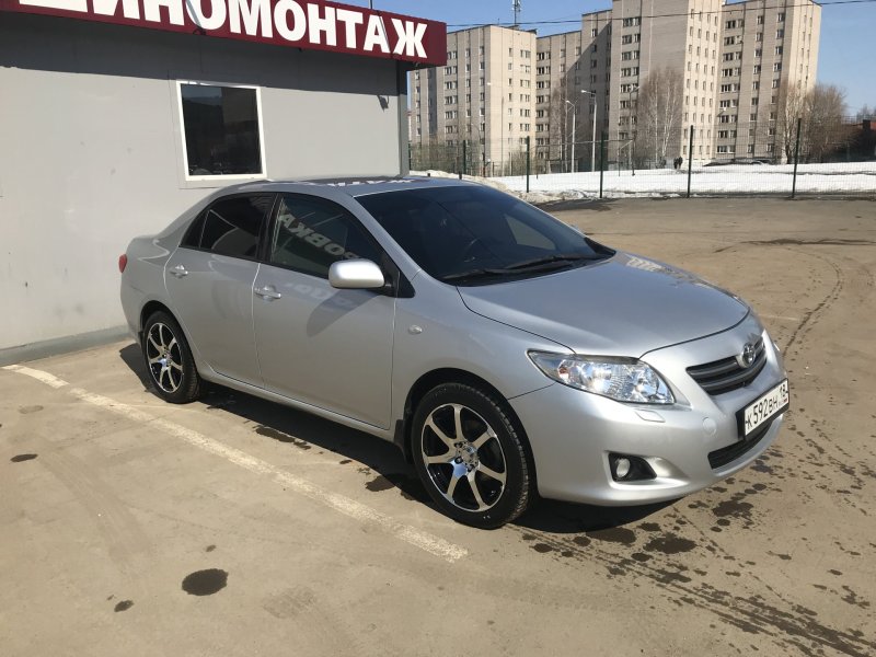 Toyota Corolla e150 серебристая