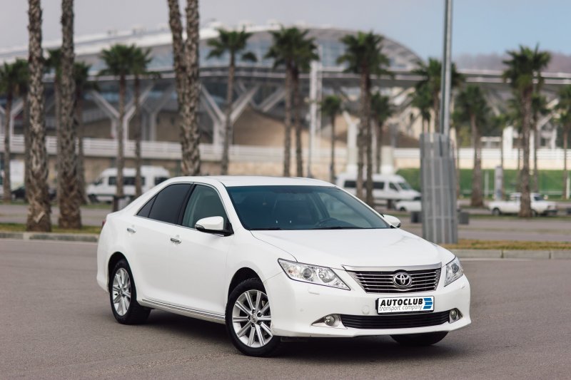 Toyota Camry v50 белая