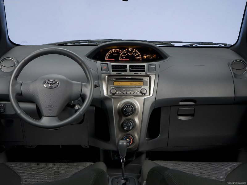 Toyota Yaris 2008 салон