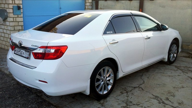 Toyota Camry 50 белая
