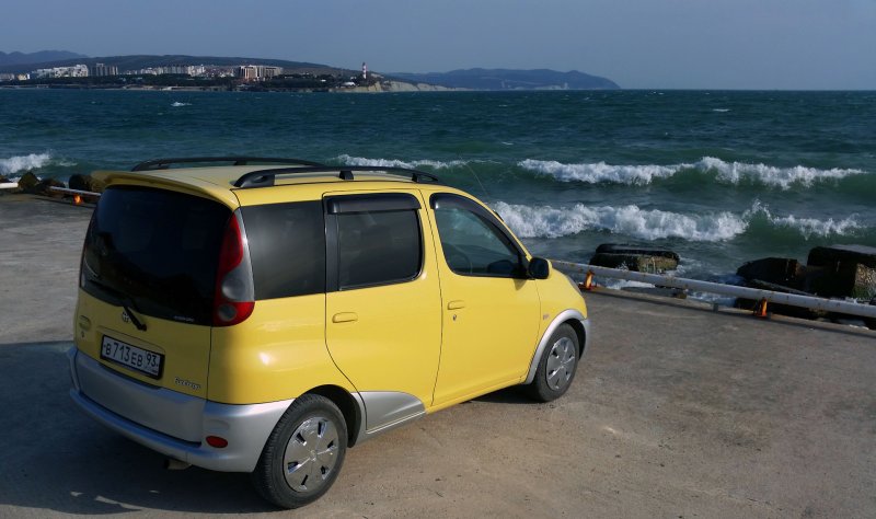 Toyota Funcargo желтая