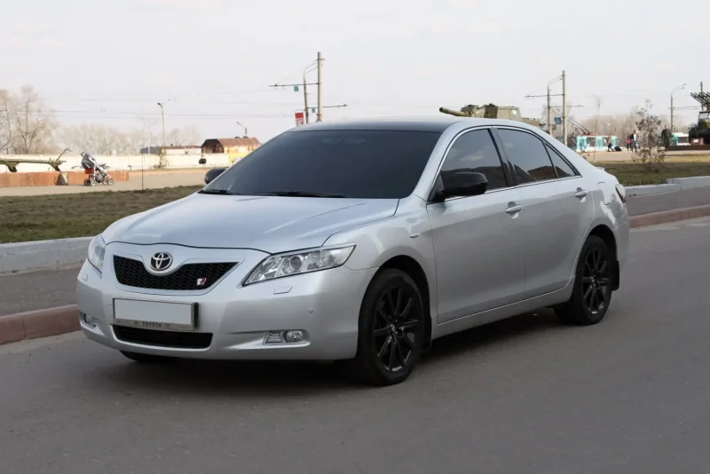 Toyota Camry v40 серебристая