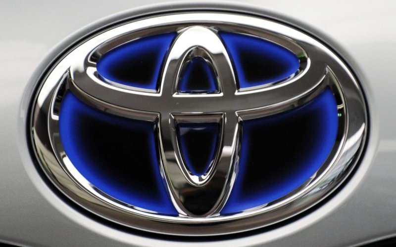 Toyota значок на машине